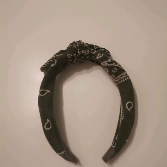 Green Paisley Bandana Knot Headband - Boho Chic Accessory Color Green - Picture 2 of 4